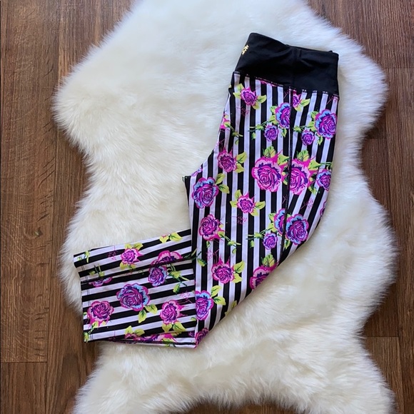 Betsey Johnson Pants - ☘️Betsey rose legging
